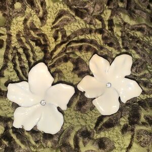 Off white colored enamel material flower earrings